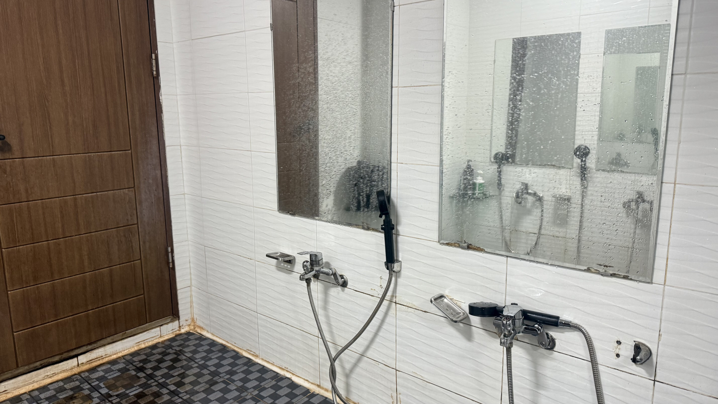 Shower room [WOO JI-WON]
