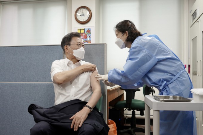 만능 백신의 등장은 다가올 신종 전염병의 유행 판도를 바꿀 수 있다. 2021년 4월 30일, 문재인 당시 대통령이 서울 종로구 보건소에서 코로나바이러스 감염증(코로나19) 백신 2차 접종을 하고 있다. 동아일보 제공