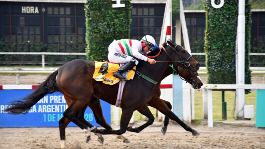Herd Immunity pulled off the upset against Martana in the Gran Premio Criadores, showing her grit from the jump