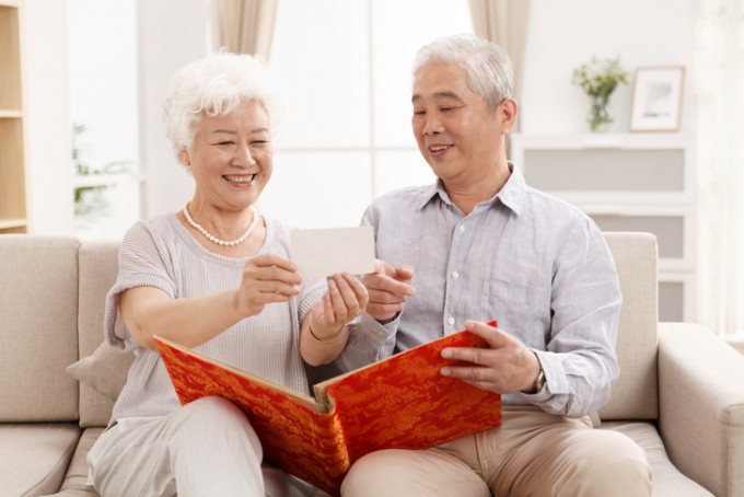 A new study reveals that the cause of age-related memory decline lies in immune cells within the blood. Since the brain is a complex and sensitive organ, delivering treatments directly is difficult. However, animal experiments have confirmed that inhibiting an immune cell enzyme in the blood alone could prevent cognitive decline. This is drawing attention as a new clue for treating dementia, including Alzheimer's disease. Getty Images Bank