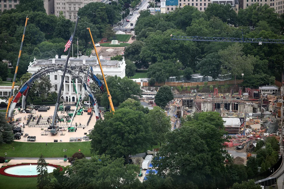 Construction continues for the upcoming UFC match. / Kevin Dietsch / Getty Images