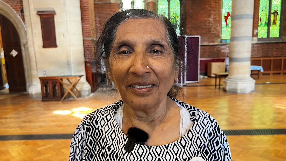Kamuben is wearing a black and white pattern top. 