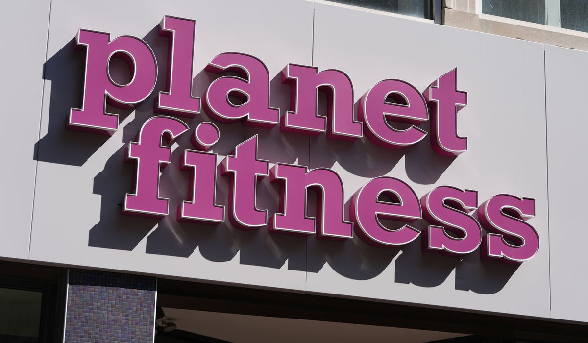 Woman says Planet Fitness canceled her membership after she reported man in women’s locker room