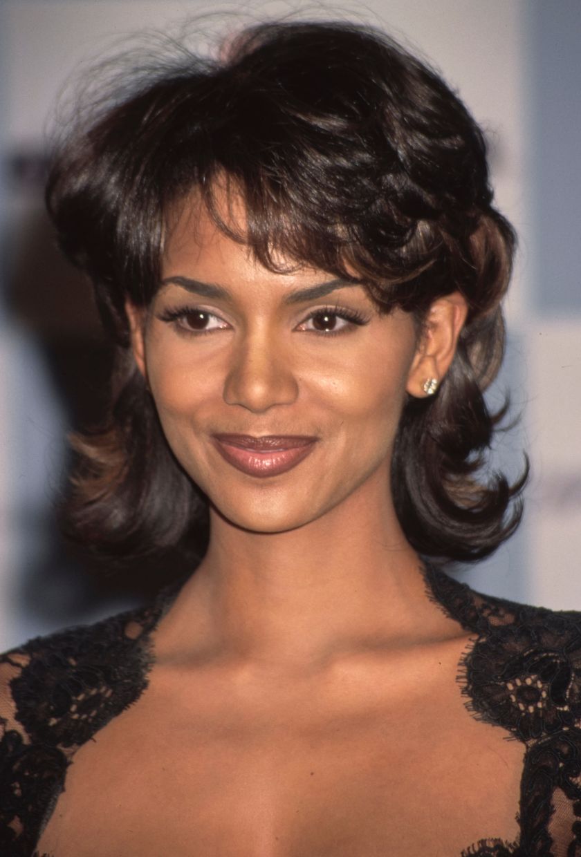 Halle Berry attends the 16th CableACE Awards, held at the Wiltern Theater in Los Angeles, California, 15th January 1995. (Photo by Vinnie Zuffante/Getty Images)