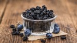 Dried-Blueberries-Source-of-Antioxidant-On-Wooden-Table