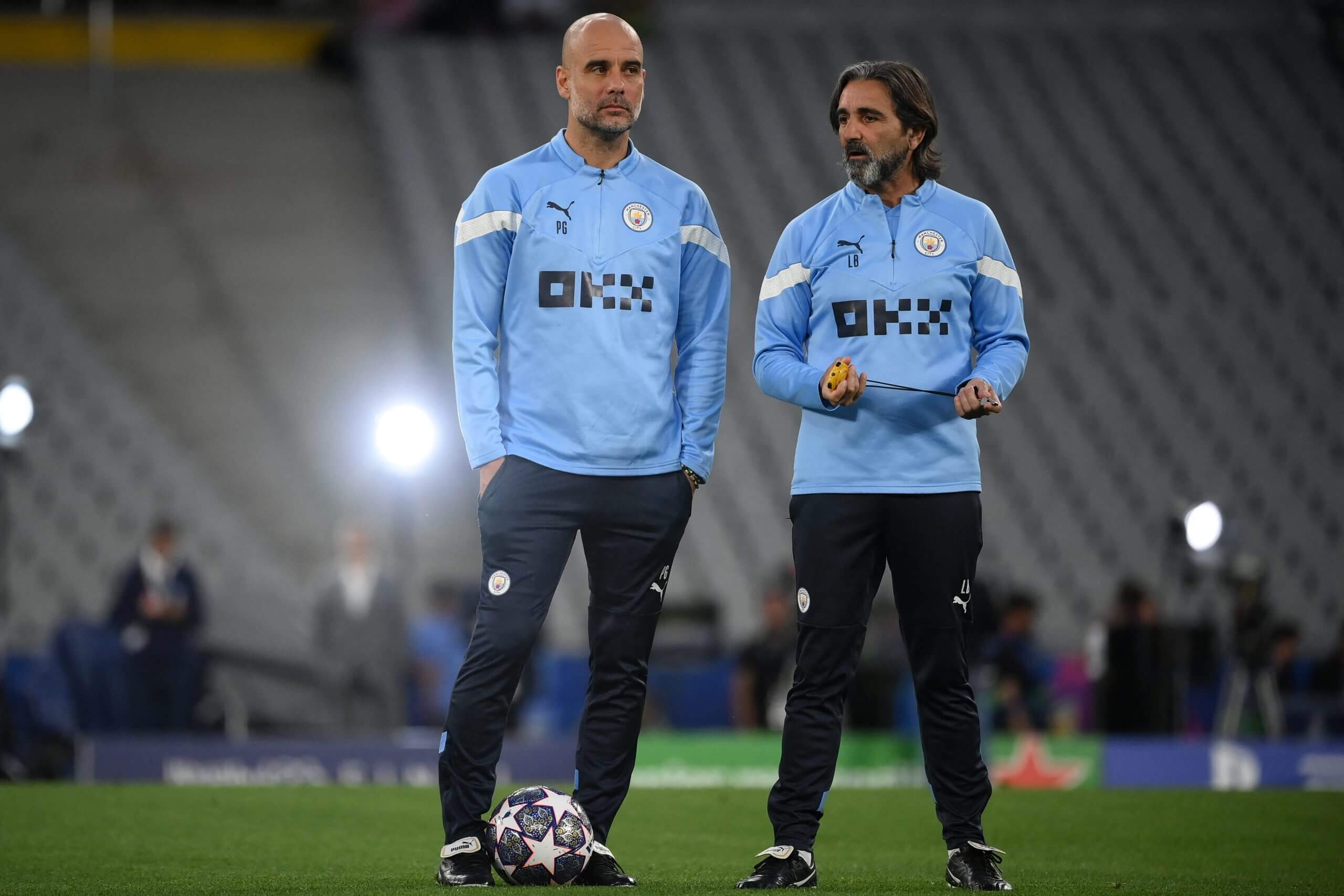 Guardiola and Buenaventura together during a Man City training session