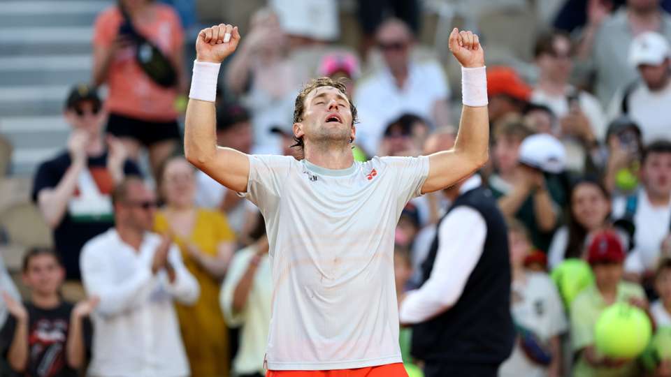 French Open: Ruud survives fitness scare to beat Safiullin, Shelton through in straight sets