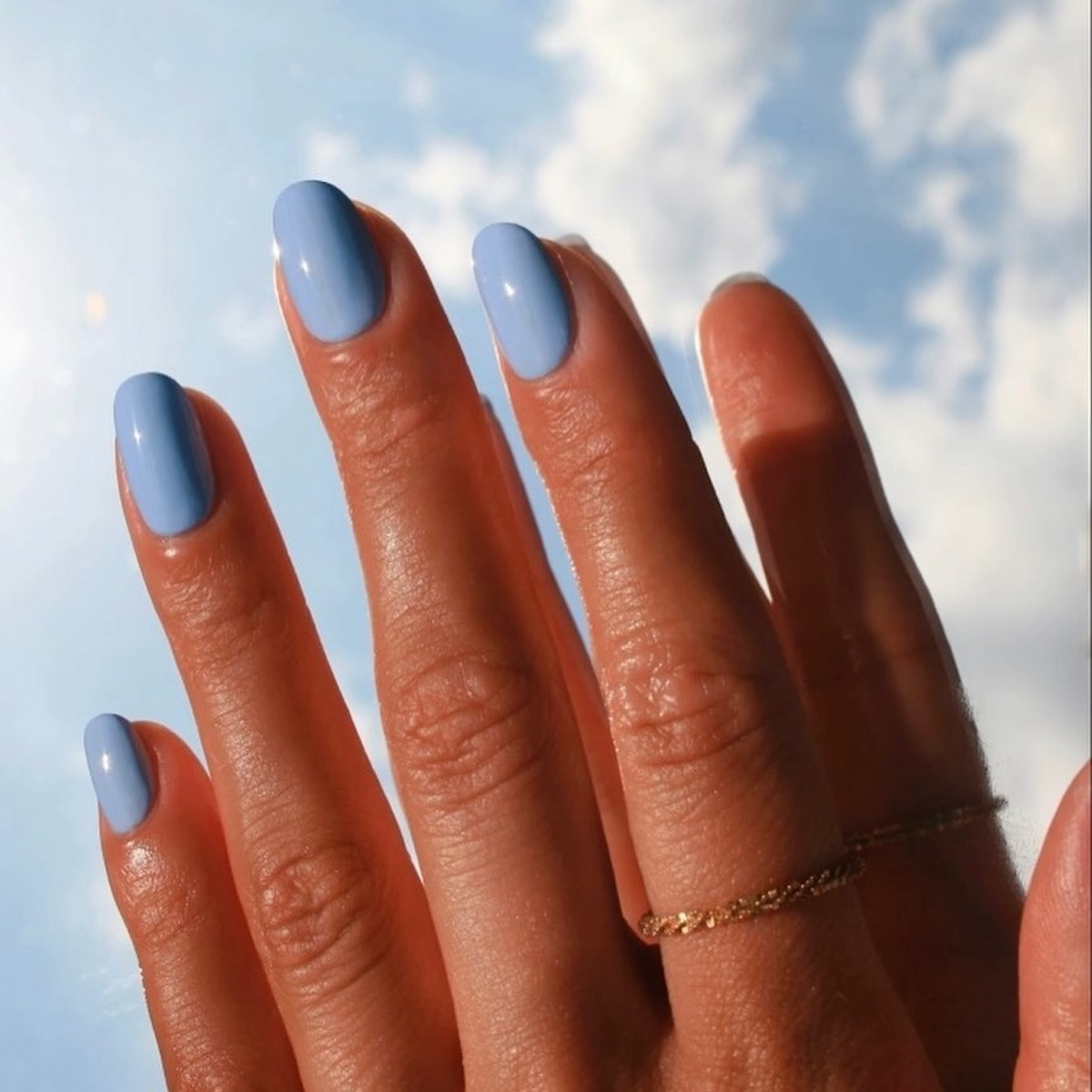 Cloud blue nails