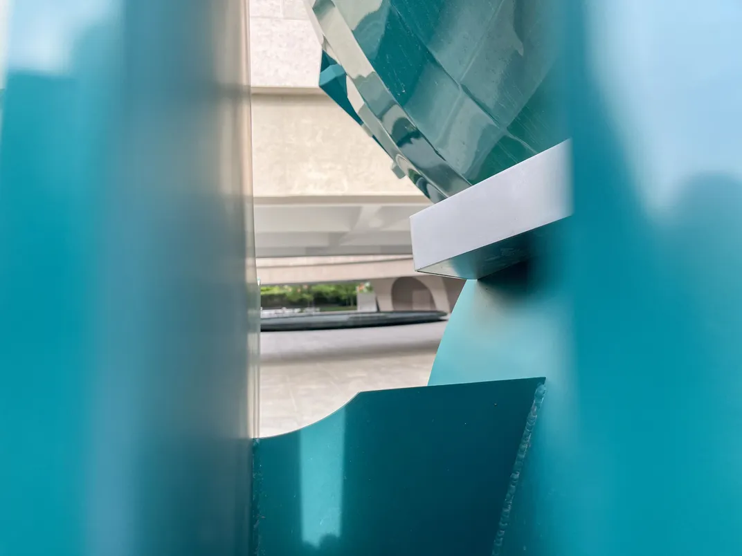 This 12-Foot Abstract Sculpture Near the National Mall Embodies the Beauty of Outdoor Art