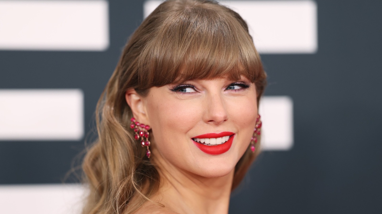 Taylor Swift's Stunning Beauty Evolution Over The Years