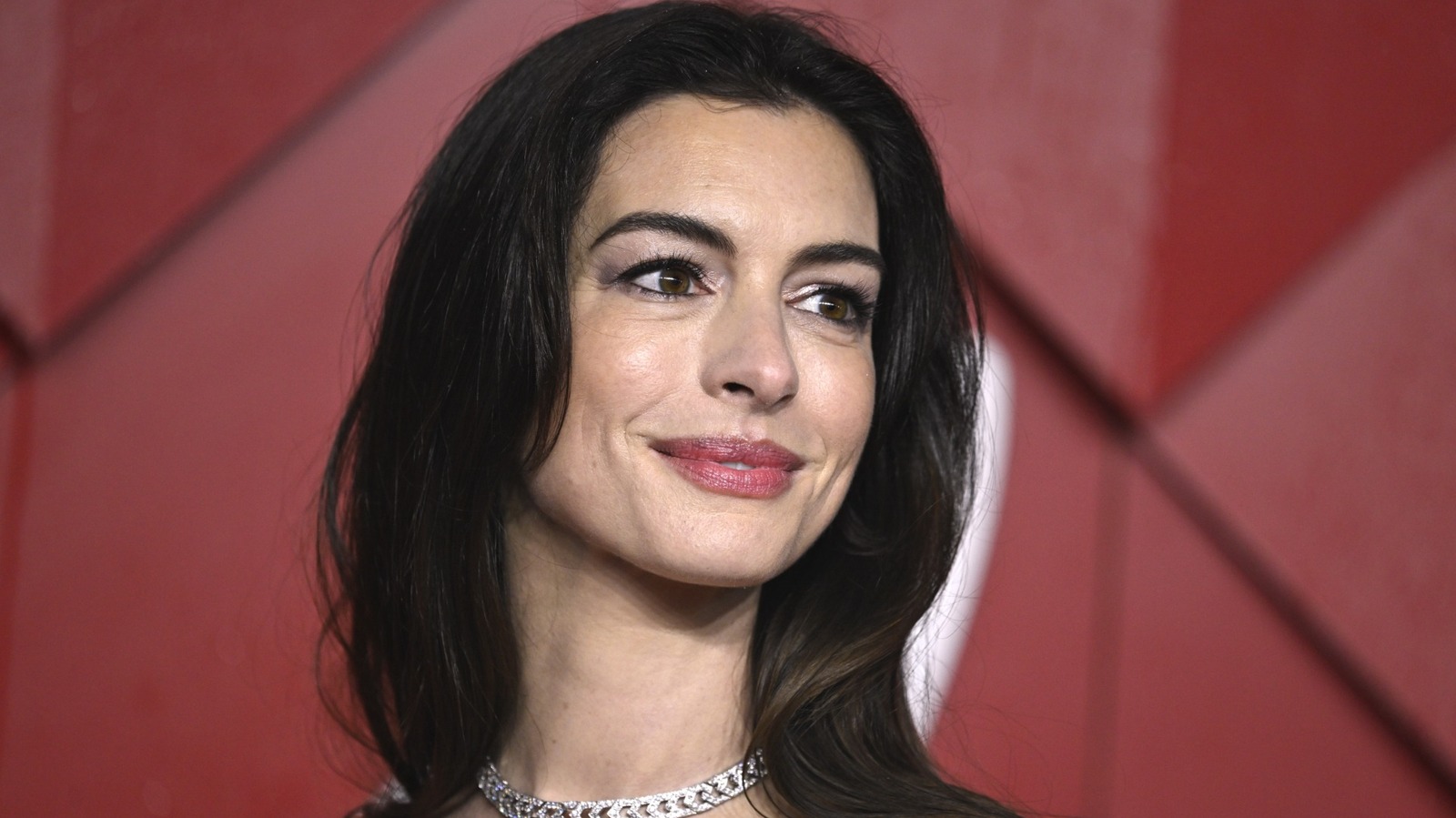 Anne Hathaway's Full Beauty Evolution In Pictures