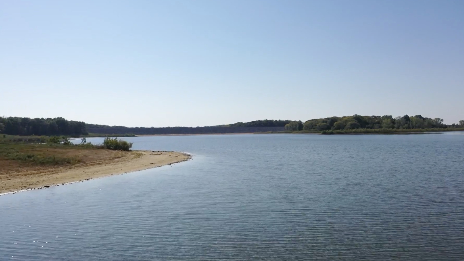 Iowa's Second-Largest Lake Is A State Park Beauty With Hiking Trails And Charming Beaches
