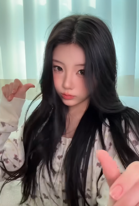 Illit's Wonhee with Douyin look (Ilit)