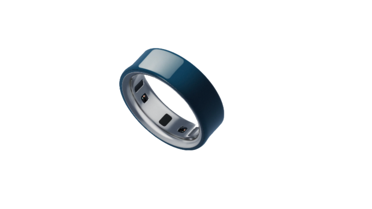 Oura Ring 4 Ceramic in Midnight blue.