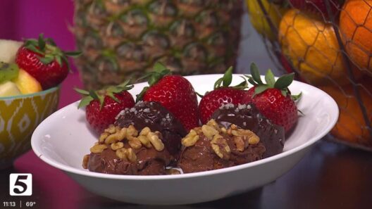 Juicy's Wellness Cafe shows us how to make a healthy caramel dipping sauce!