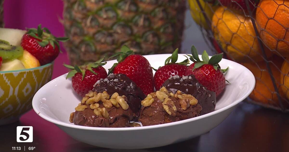 Juicy's Wellness Cafe shows us how to make a healthy caramel dipping sauce!
