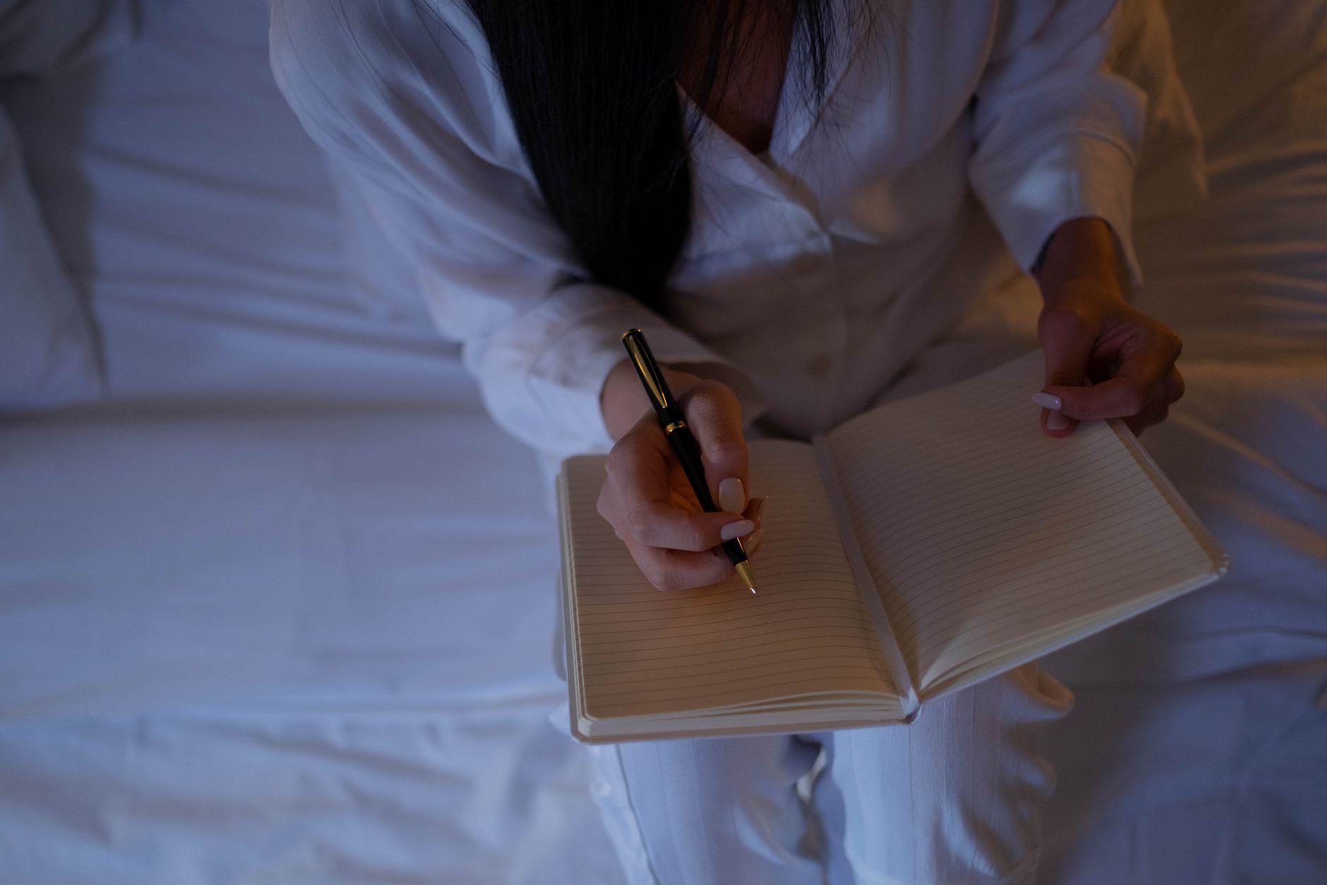 The famous 15-minute expressive-writing study did not measure immunity; a later 20-minute replication found immune-marker changes at six weeks, while a 30-trial meta-analysis found no overall health benefit