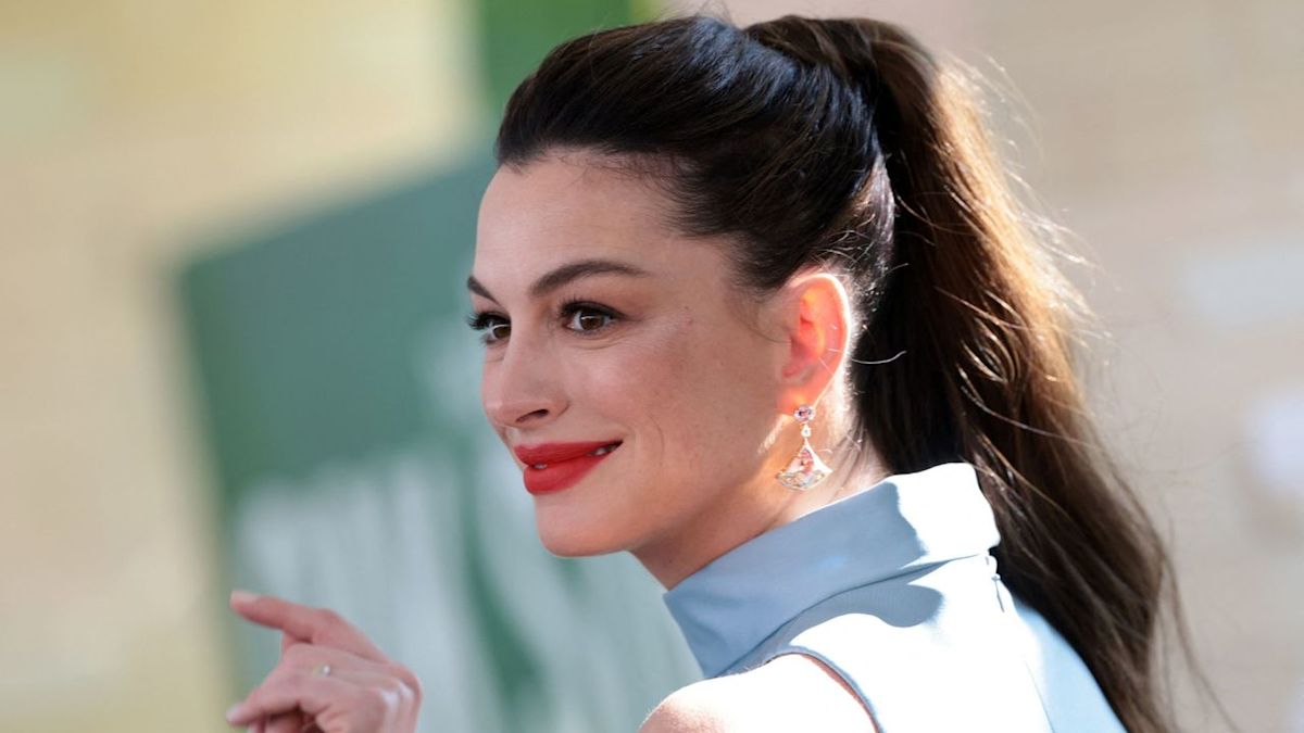 Photo: vitaminrush.com Anne Hathaway's PT never skips this exercise to build full-body strength