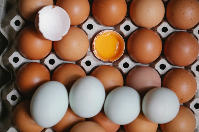 Brown and white eggs. Photo from Pexels